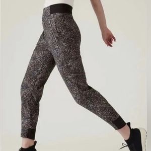 Athleta Trekkie North jogger kinetic abstract black size 6